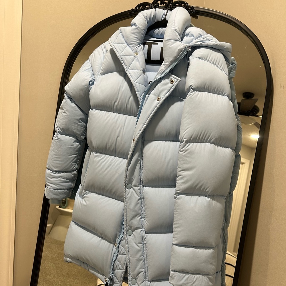 Aritzia The Super Puff - Mid length. Light baby blue color. Worn only 2 times.